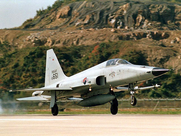한국 공군의 F-5 전투기.