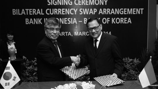 한국은행 김중수 총재(좌)와 인도네시아중앙은행 아구스 마르또와르도요 총재(우)는 통화스왑 계약서에 서명 한 후 악수를 하고 있다. 사진=한국은행 제공