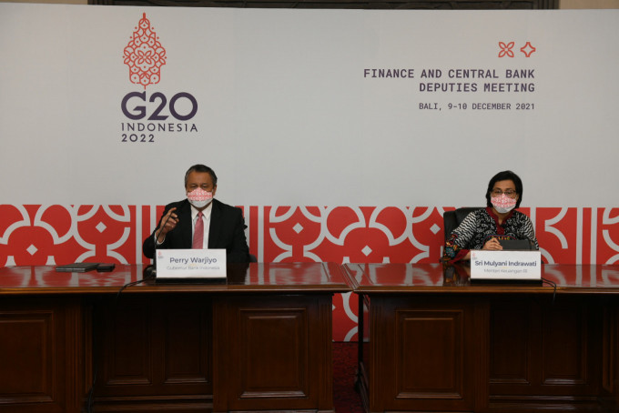 페리 와르지요 중앙은행 총재(왼쪽)와 스리 물리야니 인드라와띠 재무장관(오른쪽)이 9일 발리에서 주요 20개국(G20) 의장국 개시 성명을 발표하고 있다.(Finance Ministry/Public relation team)
