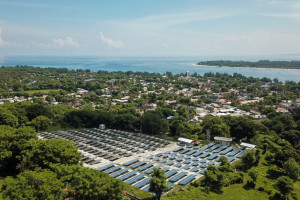 서부 누사 뜽가라 주 롬복의 길리 뜨라왕안 섬에 있는 600킬로와트 규모의 태양광 발전소 (PLN)