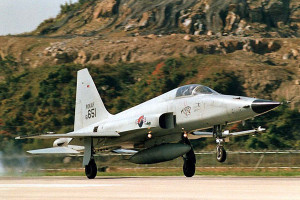 한국 공군의 F-5 전투기.