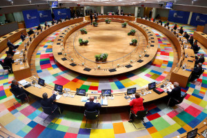 유럽연합 정상들은 브뤼셀에서 열린 코로나19 사태 이후 처음으로 유럽연합 정상회의에 참석하고 있다 (로이터/프랑수아 르누아르)