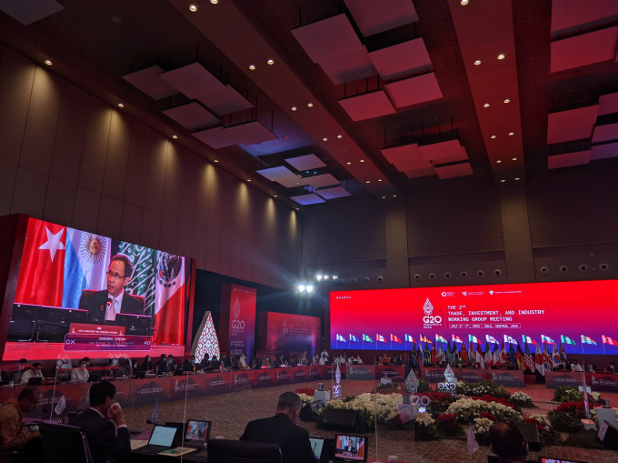 마헨드라 시레가르 외무차관은 7일 자바 중부 수라까르따에서 열린 G20 제2차 무역 및 투자 워킹그룹 회의에서 외국 대표들과 대화를 나누고 있다. (자카르타포스트/Fadhil Haidar Sulaeman)